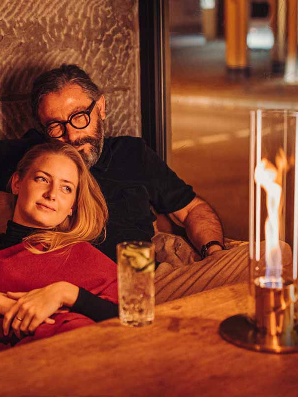 Höfats SPIN zlatá – dizajnová stolová lampa s horákom Bio-Burner