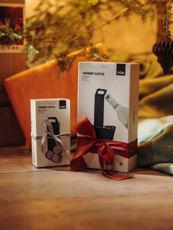 Höfats Johnny Catch Cup Black – nástenný otvárač na fľaše